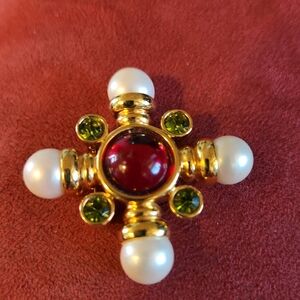 Avon Maltese Red Center, 4 Green Stones,4 Pearls set in Gold Tone Brooch